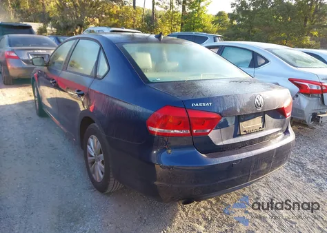 2015 Volkswagen Passat 1.8T Wolfsburg Edition z USA, uszkodzony, nr VIN 1VWAS7A32FC055408